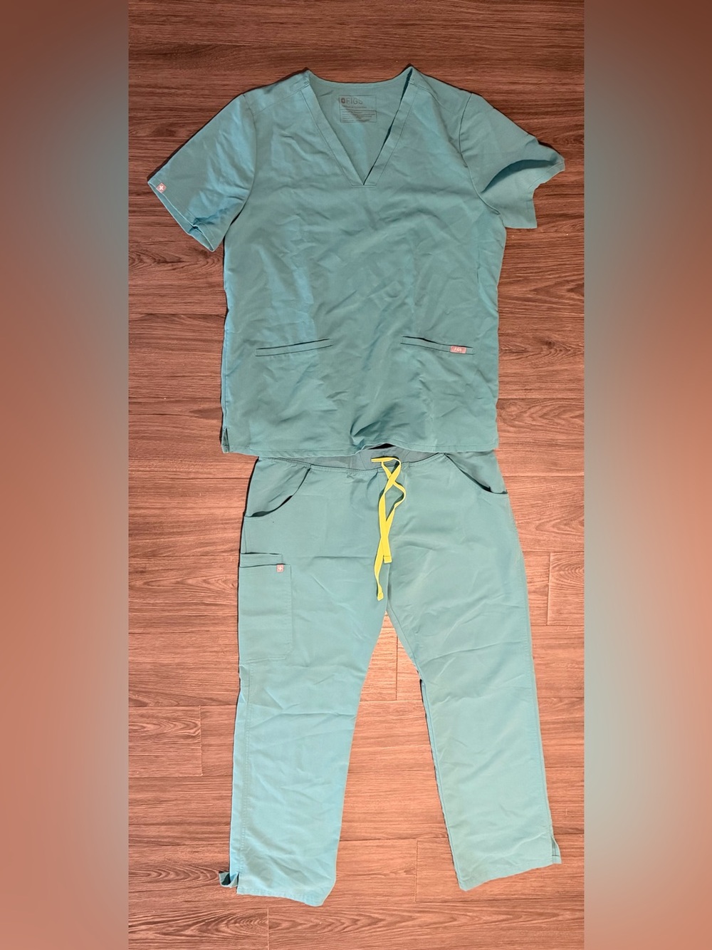 Figs Women’s Casma Three Pocket Scrub Top and Kade Cargo Pants